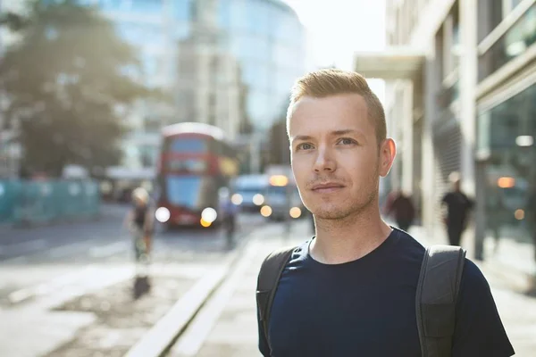 Portret van een jonge man op straat stad — Stockfoto