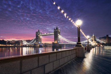 Tower Bridge şafak