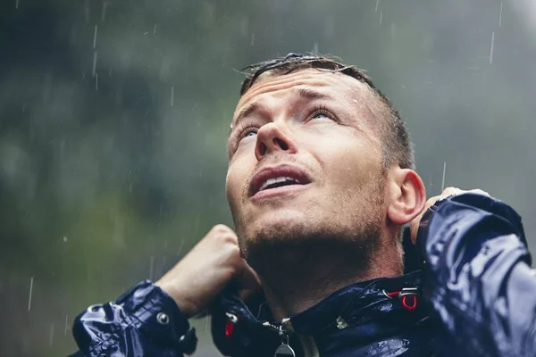 Viajero bajo fuertes lluvias —  Fotos de Stock