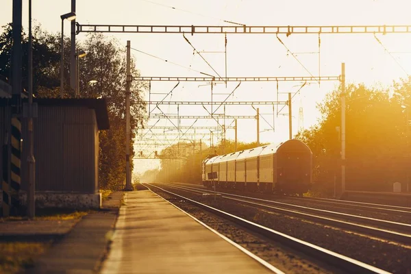 Zug fährt vom Bahnhof ab — Stockfoto