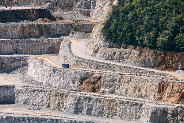 Mineração Pedra Industrial Caminhão Meio Uma Enorme Pedreira — Fotografia de Stock