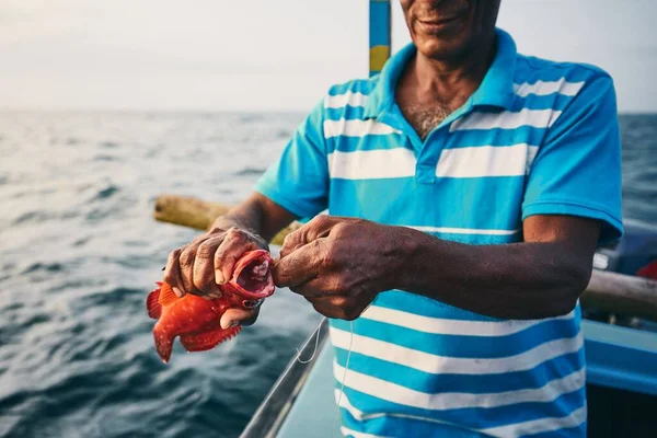 Pescador Sênior Segurando Peixe Vermelho Barco Pesca Perto Costa Sri — Fotografia de Stock