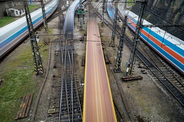 Vonatok Elmosódott Mozgása Forgalmas Vasútállomáson Vasúti Közlekedés Összeköttetés Gyorsaság Témái — Stock Fotó