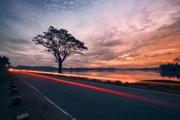 Sentiers Lumineux Voiture Sur Route Contre Lac Beau Coucher Soleil — Photo