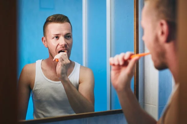 Утренняя Гигиена Мужчина Чистит Зубы Смотрит Зеркало Домашней Ванной Комнаты — стоковое фото