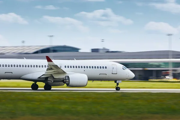 Yolcu Uçağı Kalkış Için Havaalanı Pistinde Hızlanır — Stok fotoğraf