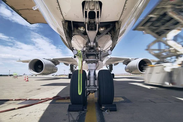 Nahaufnahme Des Fahrwerks Verladung Von Fracht Flugzeuge Vor Dem Flug — Stockfoto