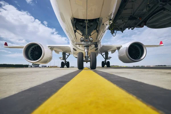 Vista Frontal Del Avión Aeropuerto Preparación Del Avión Pasajeros Antes —  Fotos de Stock