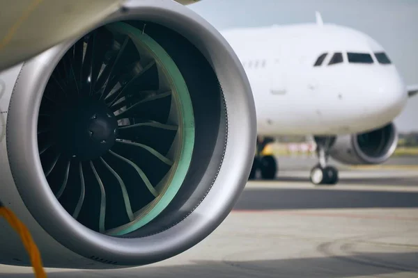 Vliegtuigmotor Van Commercieel Vliegtuig Tegen Verkeer Luchthaven — Stockfoto