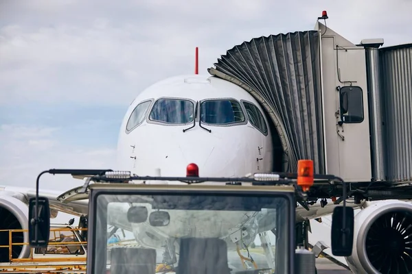 Vista Frontale Dell Aereo All Aeroporto Preparazione Aereo Passeggeri Prima — Foto Stock