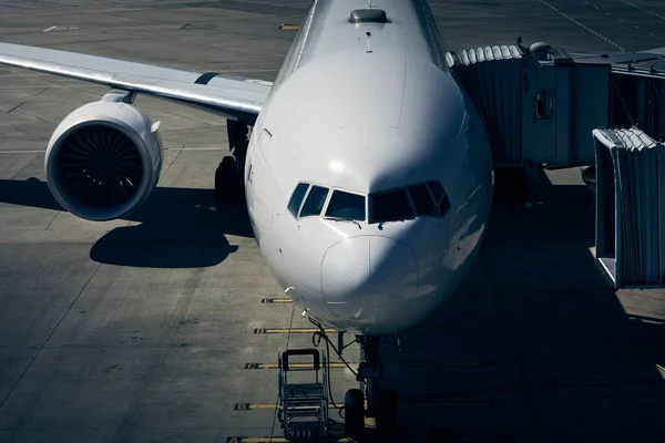 Widok Przodu Samolotu Lotnisku Suchym Świetle Przygotowanie Samolotu Pasażerskiego Przed — Zdjęcie stockowe