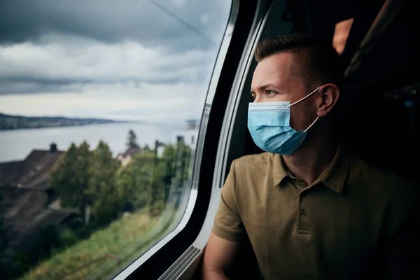 Trenin Içinde Yüz Maskesi Takan Adam Toplu Taşımada Yeni Normal — Stok fotoğraf
