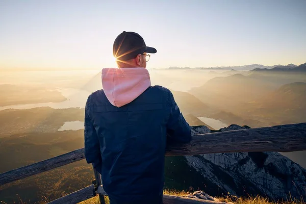 徒步旅行者在日出时看山脉 从瑞士卢塞恩Pilatus山观看 — 图库照片