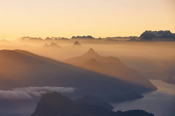 美丽的日出时分 湖山映衬着多愁善感的天空 瑞士卢塞恩 — 图库照片