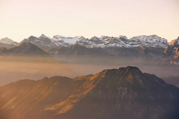 美丽的日出时分 雪峰覆盖的山脉尽收眼底 从瑞士卢塞恩Pilatus山观看 — 图库照片