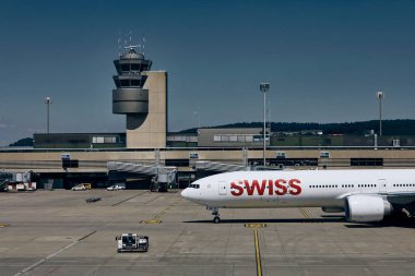Zürih, İsviçre - 07 Ağustos 2020: İsviçre Uluslararası Hava Yolları amiral gemisi Boeing 777-300ER 7 Ağustos 2020 tarihinde Zürih Havalimanı 'nda taksicilik sırasında.