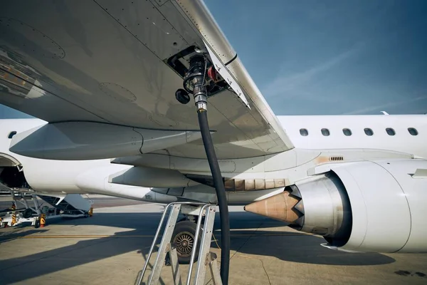 Serviço Terra Antes Voo Reabastecimento Avião Aeroporto — Fotografia de Stock