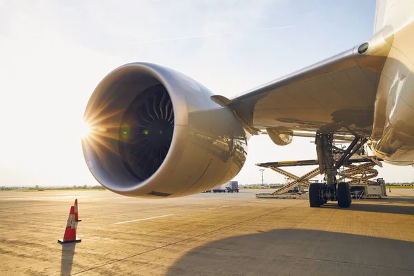 日落时机场很忙 大型喷气式发动机 用于运载货物集装箱上飞机 — 图库照片