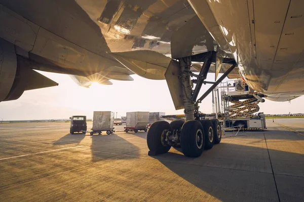 Preparação Antes Voo Carregamento Contentores Carga Avião Aeroporto — Fotografia de Stock