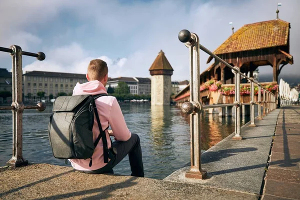 Jeune Homme Assis Sur Front Mer Regardant Pont Chapelle Lucerne — Photo