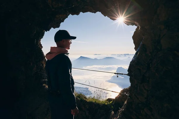 Man Inne Grotta Mount Pilatus Tittar Vackra Landskap Schweiziska Alperna — Stockfoto