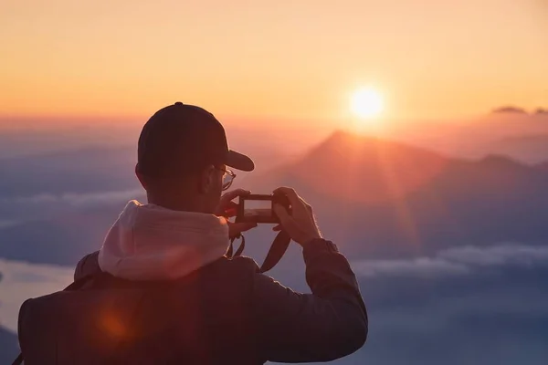 Giovanotto Cima Alla Montagna Che Fotografa Sole Sotto Orizzonte Lucerna — Foto Stock