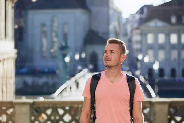 Portrait Jeune Touriste Jeune Homme Marchant Dans Rue Vieille Ville — Photo