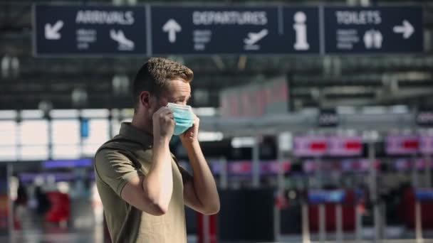 Mann Mit Mundschutz Gegen Check Schalter Flughafen Themen Neue Normalität — Stockvideo