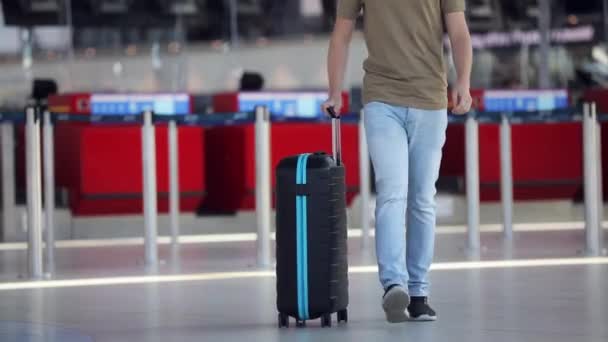 Homem Viajante Com Rodas Bagagem Andando Terminal Aeroporto — Vídeo de Stock