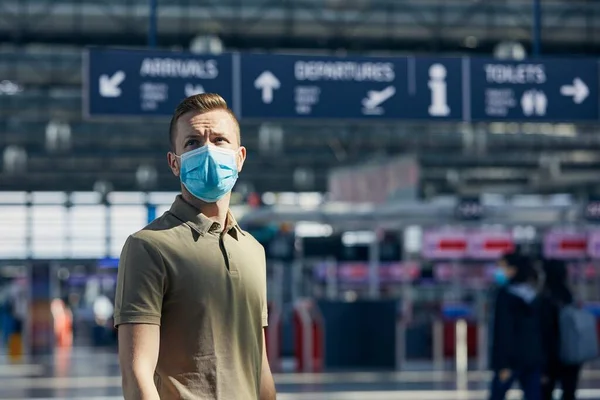 Muž Obličejovou Maskou Proti Odbavovací Přepážce Letišti Témata Cestovat Nových — Stock fotografie