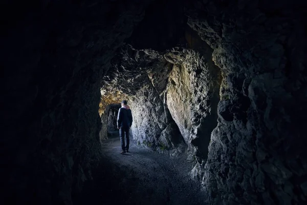 Jeune Homme Regarde Dans Lumière Bout Tunnel Jeune Randonneur Marchant — Photo