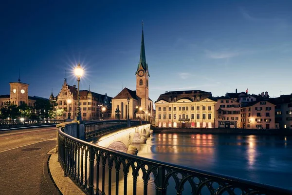 Cidade Zurique Iluminada Com Igreja Fraumunster Crepúsculo Suíça — Fotografia de Stock
