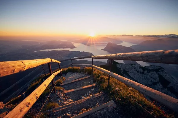 与卢塞恩湖相对应的皮拉图斯山山路 瑞士美丽日出时的风景 — 图库照片