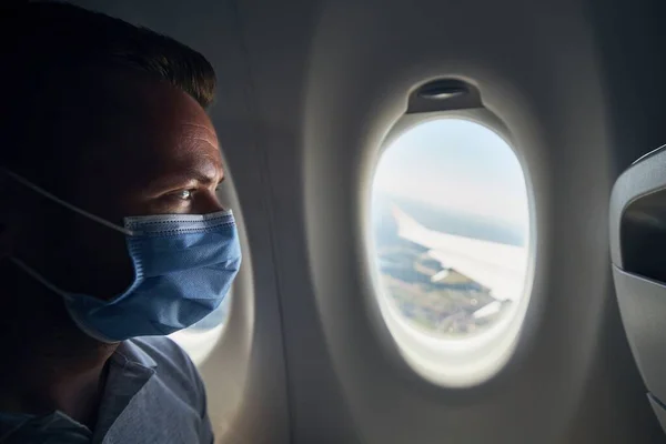 Muž Maskou Uvnitř Letadla Během Letu Témata Nové Normální Koronavirus — Stock fotografie