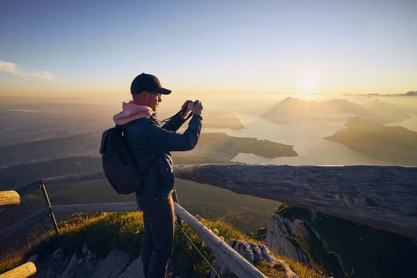 Jeune Homme Photographiant Des Paysages Avec Lac Montagnes Beau Lever — Photo