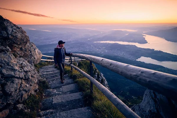 Youg Man Går Bergsvandring Till Mount Pilatus Mot Sjön Lucerne — Stockfoto