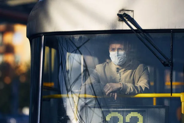 Yüz Maskesi Takan Tramvay Penceresinden Bakan Bir Adam Yeni Normal — Stok fotoğraf