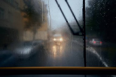 Şiddetli yağmurda şehir caddesinde trafik vardı. Tramvay penceresinden bak. Çek Cumhuriyeti Prag 'da Hüzünlü Gün.