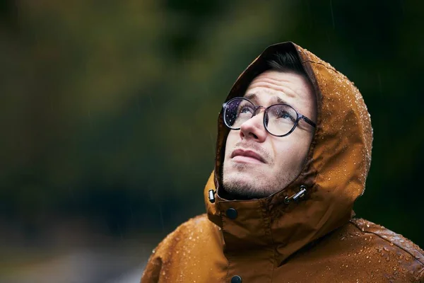 Zware Regenval Herfst Portret Van Een Jongeman Waterdichte Jas — Stockfoto