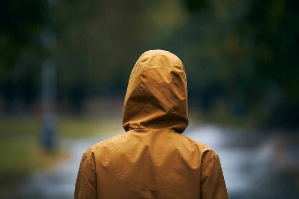秋日下大雨 穿着防水夹克的男人 — 图库照片