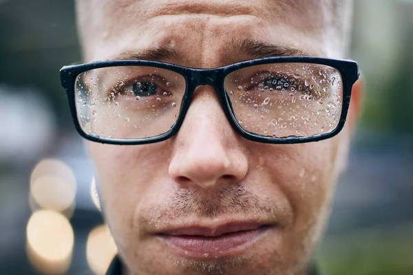 Porträtt Ung Man Med Glasögon Regn Selektivt Fokus Regndroppar — Stockfoto