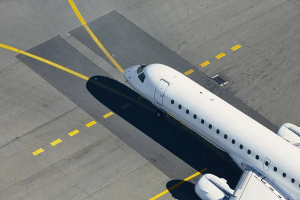 Vista Aérea Del Aeropuerto Avión Rodaje Pista Antes Despegar — Foto de Stock