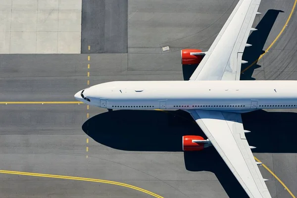 Luchtfoto Van Luchthaven Vliegtuig Taxiën Naar Start Landingsbaan Voordat Opstijgen — Stockfoto
