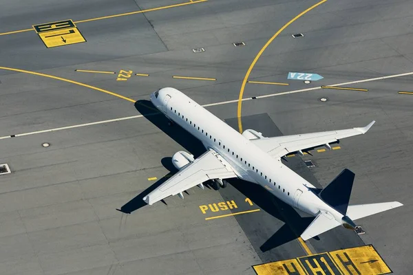 Luftaufnahme Des Flughafens Flugzeug Rollt Vor Dem Start Auf Landebahn — Stockfoto