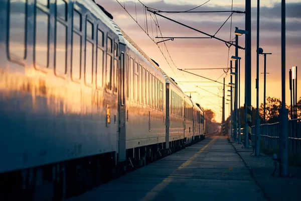 Железная Дорога Рассвете Пассажирский Поезд Отходит Железнодорожного Вокзала — стоковое фото