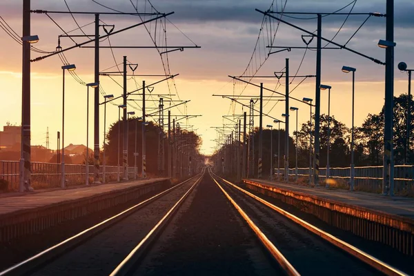Güzel Gündoğumunda Demiryolu Stasyondaki Iki Boş Demiryolu Hattının Perspektifi Azalıyor — Stok fotoğraf