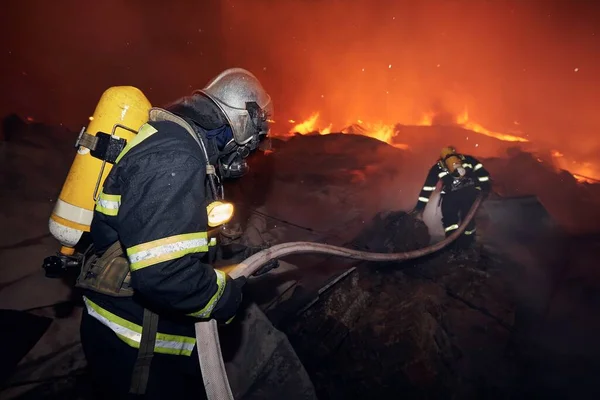 Equipe Bombeiros Durante Extinção Grande Incêndio Edifício Temas Resgate Trabalho — Fotografia de Stock