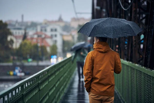 Молодий Чоловік Парасолькою Йде Мосту Під Час Сильного Дощу Сумний — стокове фото