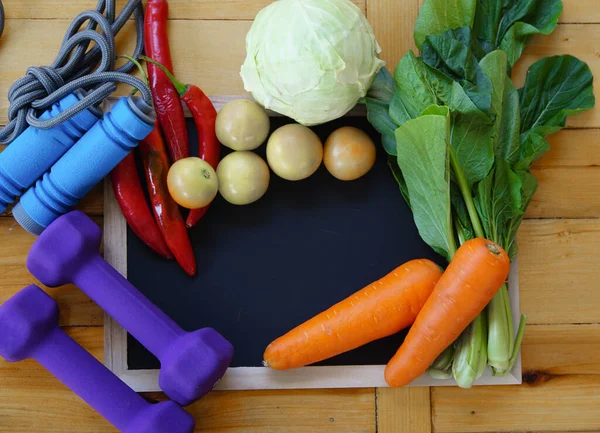 sağlıklı organik sebzeler. Yemek geçmişi. siyah tahta üst görünümü