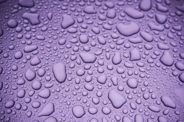 Metal zemine su damlaları